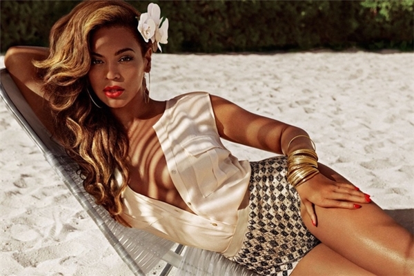 Ca sĩ Beyonce được bình chọn là người có vòng một đẹp nhất năm 2013. "Ong chúa" luôn biết cách tôn lên sự quyến rũ trong mắt công chúng bằng vẻ đẹp hình thể lẫn thần thái không thể chê vào đâu được.