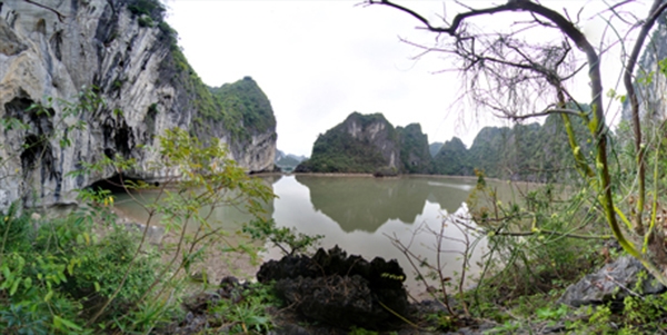 Hồ trong động Ba Hang được núi đá bao quanh.