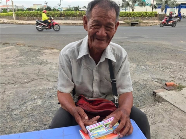 Ông tên là La Long, 74 tuổi, sống bằng nghề bán vé số ở Tân An, Long An. Ảnh: NVCC