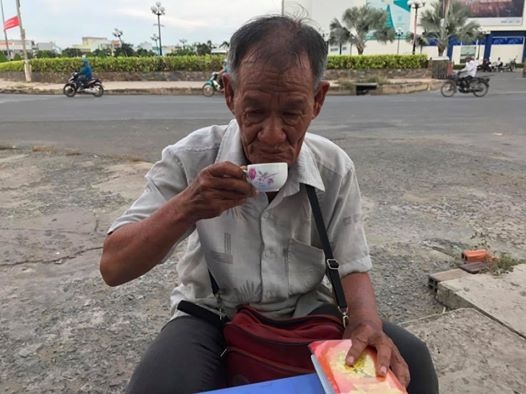 Ông tên là La Long, 74 tuổi, sống bằng nghề bán vé số ở Tân An, Long An. Ảnh: NVCC