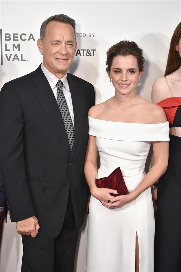 Emma Watson chụp ảnh cùng bạn diễn Tom Hanks.