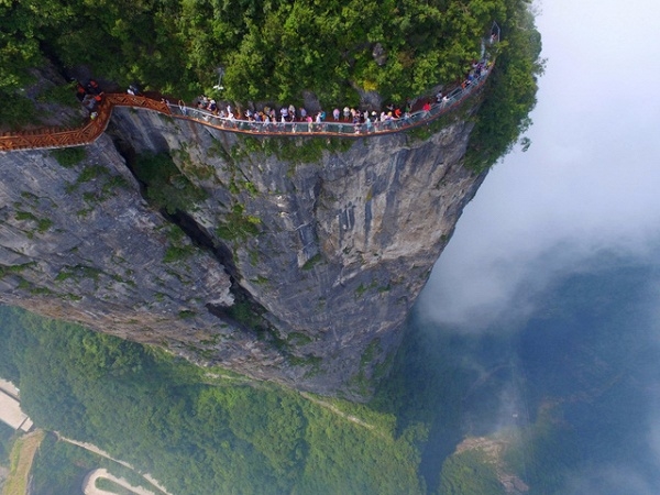 Hành lang dọc theo vách đá cheo leo ở quận Trương Gia Giới thuộc tỉnh Hồ Nam, Trung Quốc.