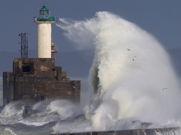 Vùng đất Boulogne-sur-Mer ở miền bắc nước Pháp thường xuyên phải hứng chịu những đợt gió mạnh (có khi lên đến 62 dặm một giờ) làm khuấy động thành những đợt sóng lớn.