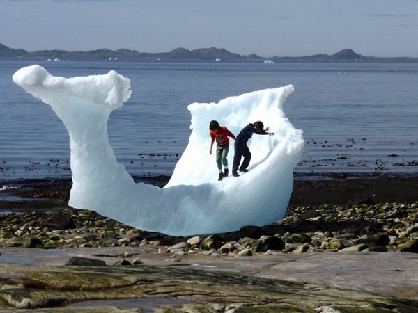 Nuuk, Greenland, thường là điểm tập kết của những tảng băng trôi nhờ vào địa hình vịnh hẹp, khiến những tảng băng cũng trở thành trò chơi của những đứa trẻ.