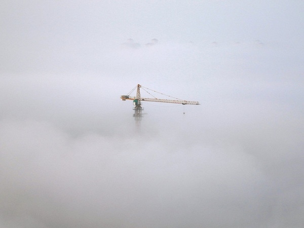 Màn sương mù dày đặc nhấn chìm thành phố Yên Đài thuộc tỉnh Sơn Đông của Trung Quốc, duy chỉ có chiếc cần cẩu vươn lên khỏi màn sương.