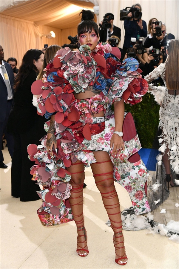 Đúng chủ đề, đúng luôn nhà mốt, Rihanna đã có màn xuất hiện không thể xuất sắc hơn. Thiết kế gồm nhiều hình khối đan chồng lên nhau tạo nên một tổng thể vô cùng độc đáo.