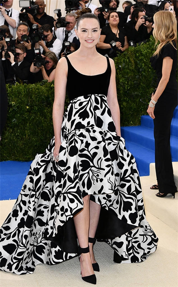 Bộ váy của Daisy Ridley khiến cô trông không những quê mùa mà còn lùn hơn thực tế rất nhiều.