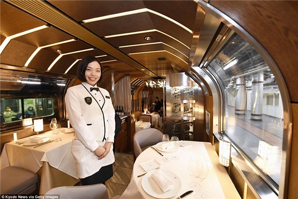 Một tàu hạng sang như Shiki-Shima thì tuyệt nhiên không thể thiếu nhà hàng cao cấp cũng như quầy lounge. Cả hai khu vực này đều có không gian rộng rãi, thoáng mát đủ để phục vụ tất cả hành khách cùng một lúc.