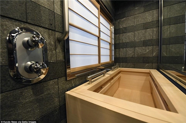 Bồn tắm hình chữ nhật được làm từ gỗ hinoki (một loại cây thuộc họ bách của Nhật) theo lối thiết kế truyền thống. Chỉ những buồng Shiki-Shima cao cấp nhất mới có loại bồn tắm đặc biệt này.