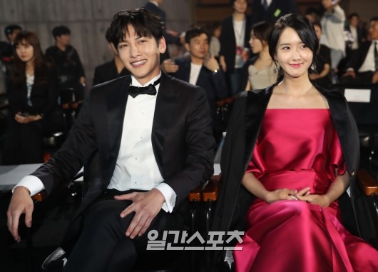 Vả hai cực kỳ đẹp đôi khi ngồi cạnh nhau. Thật không hổ danh là 