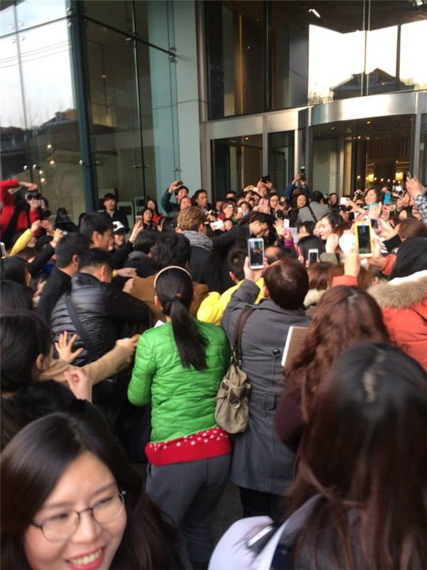 Lee Jong Suk đã khiến đường phố Thượng Hải "náo loạn" vì sự xuất hiện của mình.