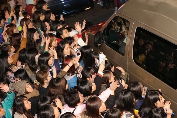 Ngay khi chiếc xe của họ xuất hiện, các fan đã tập trung rất đông khiến giao thông khu vực gần như mất kiểm soát.