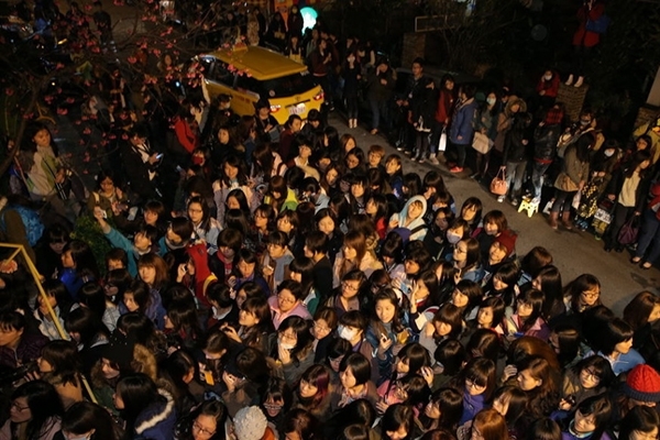Rất đông fan và người hâm mộ đứng hai bên đường liên tục hò reo tên các thành viên của nhóm nhạc nổi tiếng xứ Hàn.