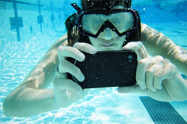 Chụp ảnh dưới nước, tưởng không dễ mà dễ không tưởng nha.