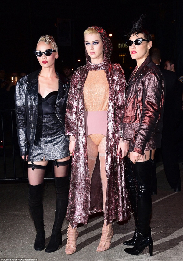 Bên trong chiếc áo khoác sequins của Katy Perry chính là bộ trang phục có thiết kế kì quái, nhìn từ xa trông như không mặc gì. Nếu thoáng nhìn, chắc chắn nhiều người không khỏi “đỏ mặt”.