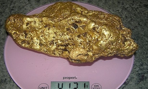 Khối vàng khổng lồ nặng hơn 4kg.