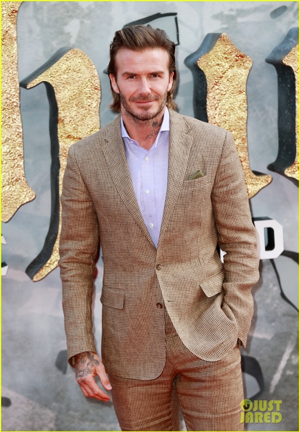 Ở tuổi 42, David Beckham vẫn đẹp át vía con trai hot boy trên thảm đỏ
