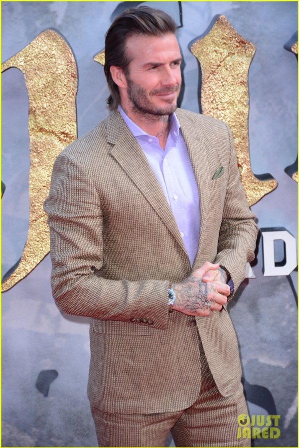 Ở tuổi 42, David Beckham vẫn đẹp át vía con trai hot boy trên thảm đỏ