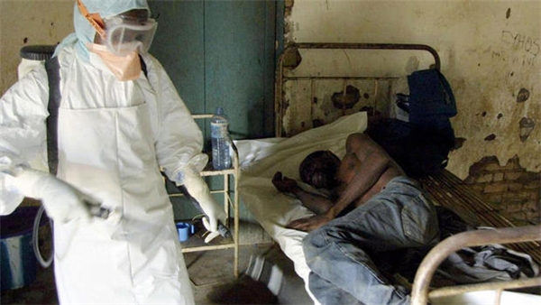 Hai nạn nhân của virus Ebola tại Congo vào năm 2014
