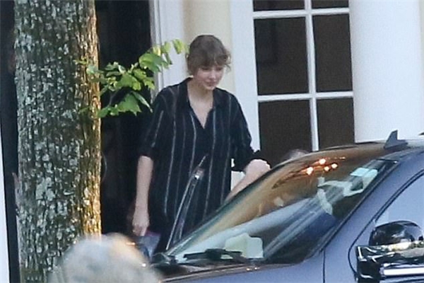 Sau khi thăm bố mẹ, Taylor thay một chiếc áo thoải mái khác và rời đi. (Ảnh: Internet)