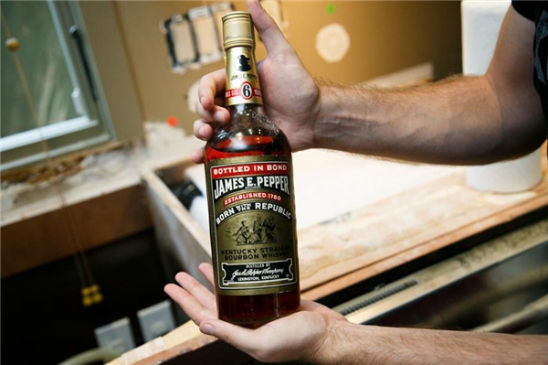 Chai rượu whisky đắt tiền nguyên tem sản xuất từ năm 1960. (Ảnh: Internet)