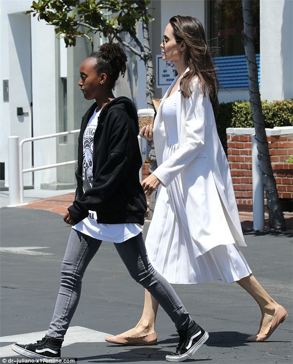 Pax Thiên ga lăng xách đồ giúp mẹ Angelina Jolie và em gái