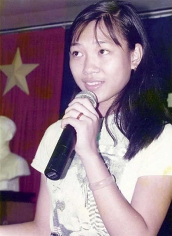Kể từ khi học cấp 2, Mỹ Tâm đã bộc lộ rõ năng khiếu ca hát, cô là một "cây văn nghệ" nổi tiếng trong trường, được rất nhiều các bạn nam ngưỡng mộ - Tin sao Viet - Tin tuc sao Viet - Scandal sao Viet - Tin tuc cua Sao - Tin cua Sao