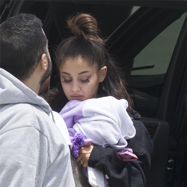 Ariana Grande đau buồn xuất hiện ở sân bay