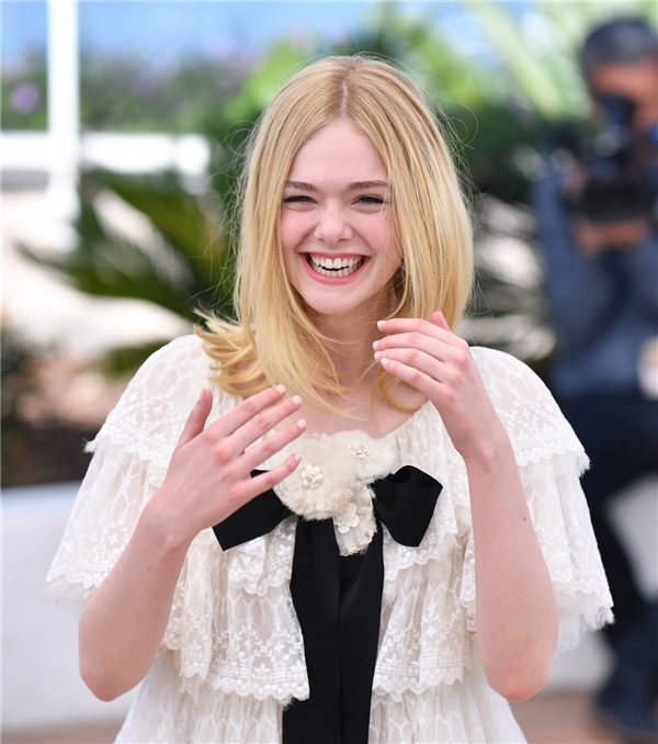 Elle Fanning xinh đẹp động lòng người trên thảm đỏ Cannes.