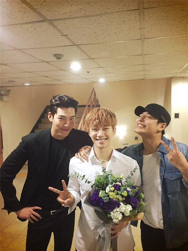 Kim Woo Bin và Kang Ha Neul chụp hình cùng Junho (2PM) tại hậu trường concert của 2PM. Kim Woo Bin và Kang Ha Neul chụp hình cùng Junho (2PM) tại hậu trường concert của 2PM.
