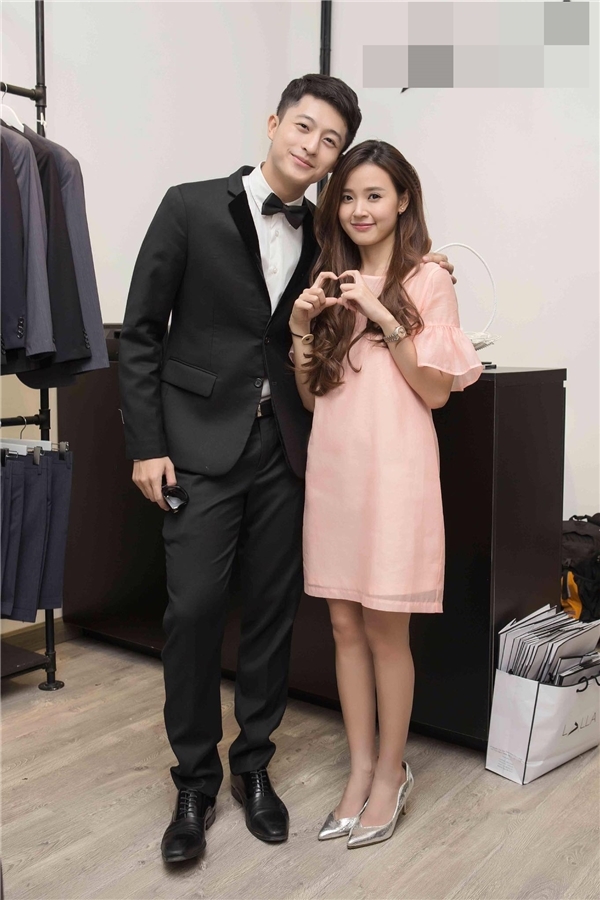 Harry Lu còn là người mẫu cho shop thời trang của Midu. Harry Lu còn là người mẫu cho shop thời trang của Midu.