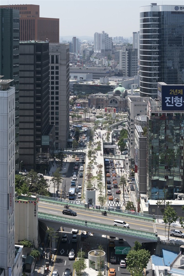 Từ một cây cầu vượt xuống cấp, chính quyền thành phố Seoul đã nảy ra sáng kiến thêm nhiều cây xanh hơn góp phần làm sạch không khí và tạo điểm vui chơi mới cho người dân.