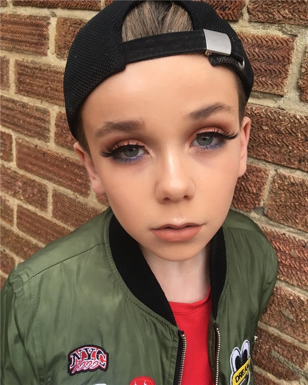 Make up mắt chính là phần khó nhất nhưng đối với nhóc này thì nó không thể làm khó cậu được tẹo nào. Thậm chí cậu còn xuất sắc sáng tạo rất nhiều kiểu kẻ mắt.