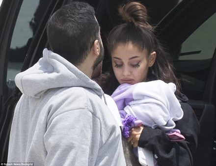 Ariana nhợt nhạt trong hình ảnh đầu tiên sau vụ khủng bố đẫm máu ở Manchester.