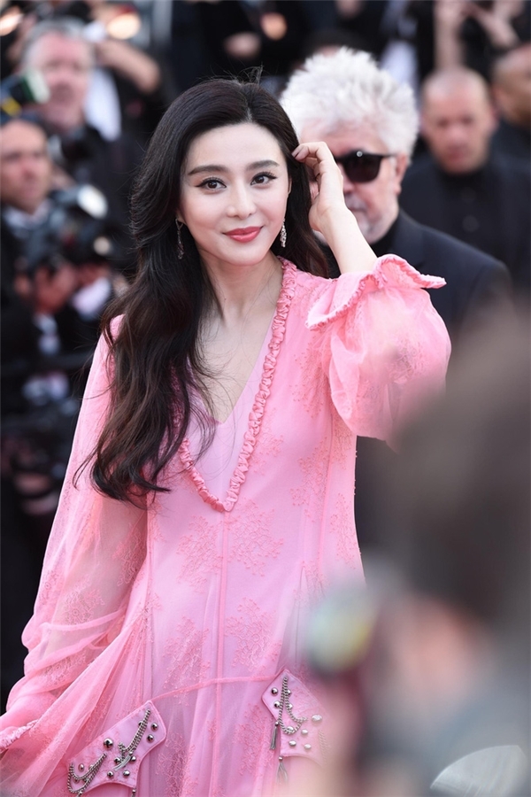 Người đẹp từng xuất hiện với chiếc váy màu hồng kém sang trong thảm đỏ Cannes năm nay. Người đẹp từng xuất hiện với chiếc váy màu hồng kém sang trong thảm đỏ Cannes năm nay.