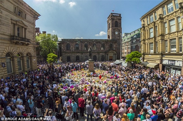 Hàng ngàn người đã có mặt tại buổi lễ cầu nguyện cho các nạn nhân ở Manchester tại nhiều khu vực ở Anh Quốc.