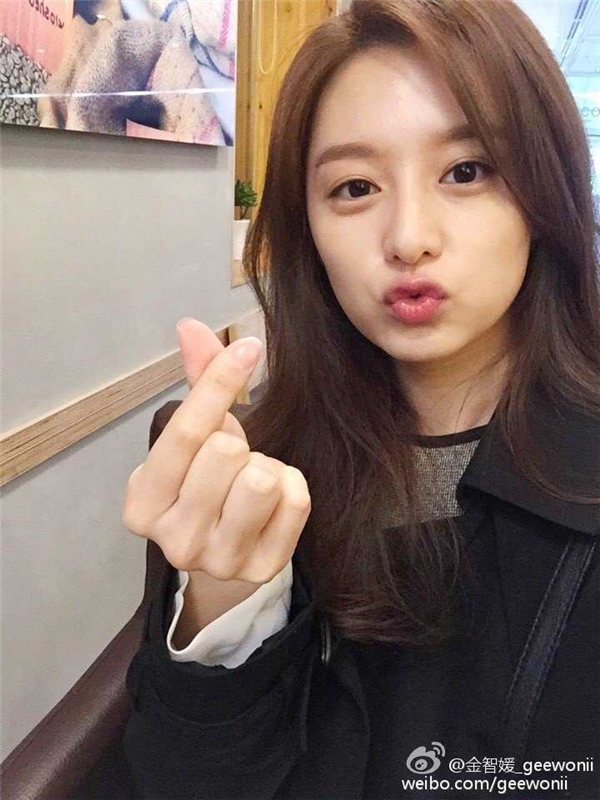 Cô cũng rất hay selfie với kiểu "bắn tim", chu môi "xì tin". (Ảnh: Weibo)