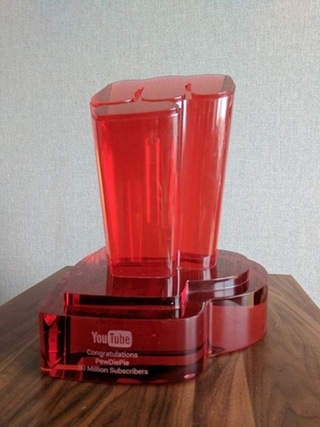 Nút Play Ruby duy nhất trên thế giới được tặng cho PewDiePie. Nút Play Ruby duy nhất trên thế giới được tặng cho PewDiePie.