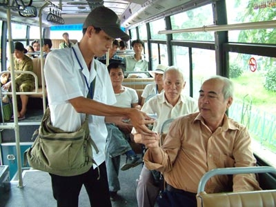 Ở Việt Nam, việc nhường ghế cho người lớn tuổi là điều bắt buộc