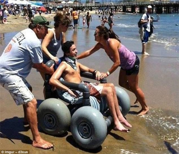Gia đình này đã tự sáng tạo ra một chiếc xe đặc biệt để giúp chàng trai có thể cảm nhận được cảm giác tuyệt vời ở biển.