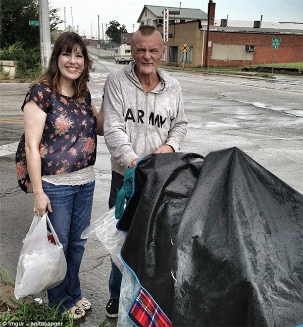Một người đã đăng bức ảnh này lên trang cá nhân với lời nhắn: "Cụ già vô gia cư này đã tìm thấy một số đồ bị đánh cắp của vợ tôi rải rác ở Tulsa. Ông đã thu nhặt chúng giữa trời mưa. Ông ấy quả thật là người rất tốt bụng!".