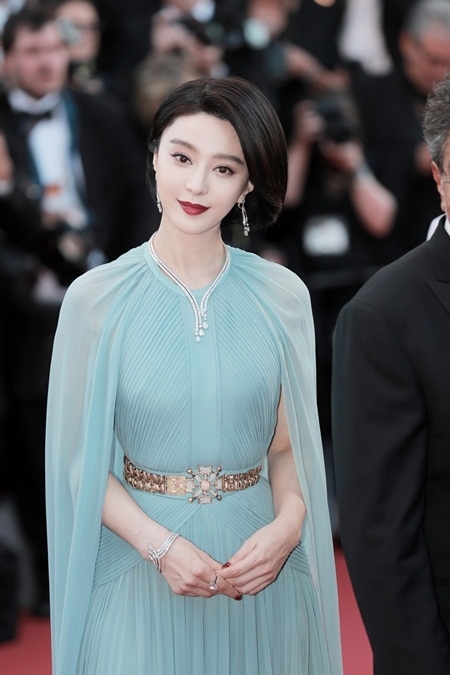 Không lâu sau đó, cô mang mái tóc này đến LHP Cannes và cũng được khen ngợi hết lời vì vẻ đẹp sắc sảo mà đầy cá tính. Thời điểm đó, hiếm người nhận ra mái tóc này của minh tinh họ Phạm thực ra chỉ là tóc giả. Không lâu sau đó, cô mang mái tóc này đến LHP Cannes và cũng được khen ngợi hết lời vì vẻ đẹp sắc sảo mà đầy cá tính. Thời điểm đó, hiếm người nhận ra mái tóc này của minh tinh họ Phạm thực ra chỉ là tóc giả.