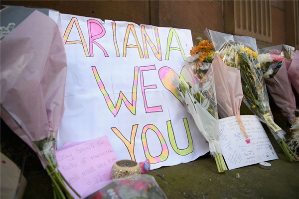 Rơi nước mắt với bức thư ông bố của ba con gái gửi cho Ariana Grande