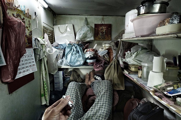 Cuộc sống tù túng của những người dân trong những căn phòng ngột ngạt chẳng hơn quan tài là bao được nhiếp ảnh gia Benny Lam ghi lại tại Hồng Kông.