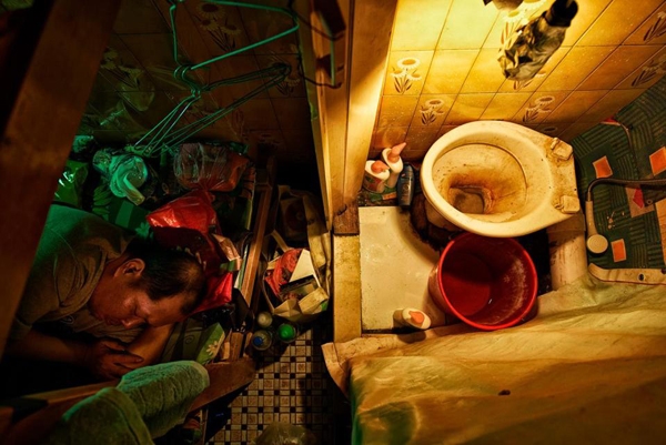Chỗ ngủ của một cụ già đơn độc chẳng cách khu vệ sinh là bao.