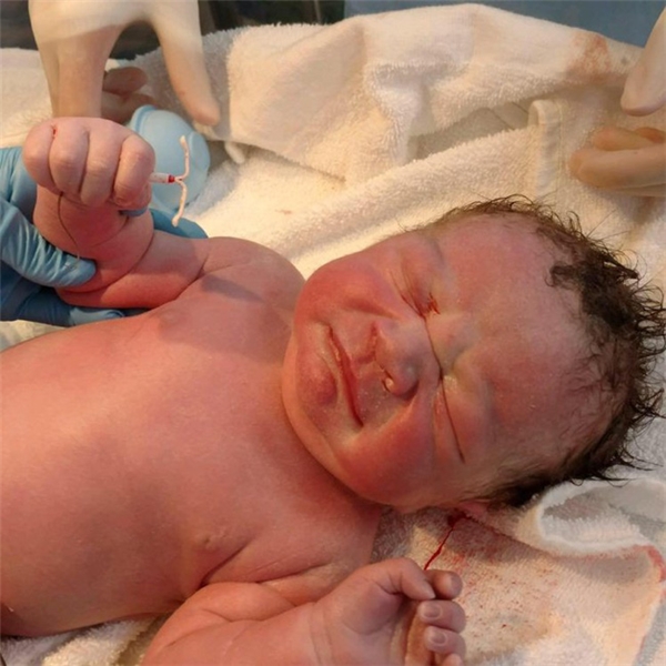 Hình ảnh cậu bé mới sinh đã tạo dáng 'sầu đời mà chất phát ngất'.4