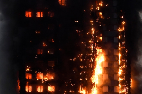 Tòa nhà 27 tầng tại phía Tây London đã chìm trong biển lửa vào rạng sáng ngày 14/6 vừa qua đã khiến không ít người thiệt mạng. (Ảnh: Reuters)