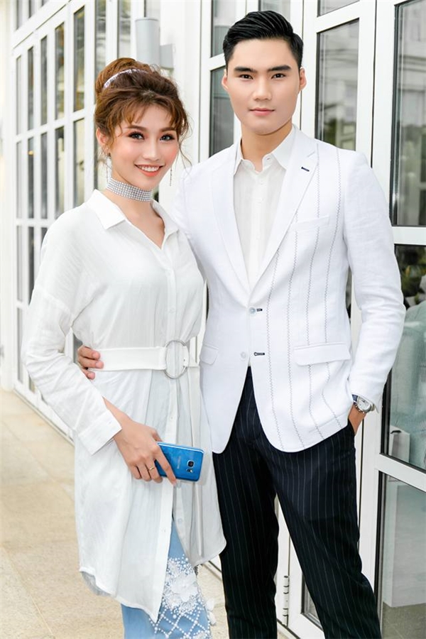 Quỳnh Châu và Quang Hùng nảy sinh tình cảm khi cùng tham gia chương trình Vietnam's Next Top Model 2014. Cả hai nhận được sự ủng hộ từ người hâm mộ bởi rất xứng đôi vừa lứa về ngoại hình. Suốt 3 năm gắn bó, Quỳnh Châu và Quang Hùng luôn hỗ trợ nhau trong công việc. Mỗi lần cùng nhau dự event hoặc trên sàn diễn, cặp đôi vẫn thể hiện những cử chỉ âu yếm khiến không ít người ngưỡng mộ. Quỳnh Châu và Quang Hùng nảy sinh tình cảm khi cùng tham gia chương trình Vietnam's Next Top Model 2014. Cả hai nhận được sự ủng hộ từ người hâm mộ bởi rất xứng đôi vừa lứa về ngoại hình. Suốt 3 năm gắn bó, Quỳnh Châu và Quang Hùng luôn hỗ trợ nhau trong công việc. Mỗi lần cùng nhau dự event hoặc trên sàn diễn, cặp đôi vẫn thể hiện những cử chỉ âu yếm khiến không ít người ngưỡng mộ. - Tin sao Viet - Tin tuc sao Viet - Scandal sao Viet - Tin tuc cua Sao - Tin cua Sao