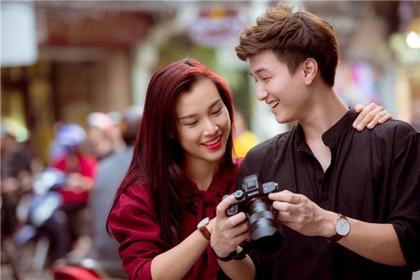 Huỳnh Anh - Hoàng Oanh công khai hẹn hò vào năm 2014. Lúc này, Huỳnh Anh vừa chia tay bạn gái Kỳ Hân. Hoàng Oanh cũng vừa chấm dứt mối tình 6 năm. Lúc mới quen, nam diễn viên sinh năm 1992 khai gian tuổi để kết thân với Á hậu. Trong thời gian yêu nhau, họ thường xuyên đồng hành trong các sự kiện, thực hiện nhiều dự án phim chung. Huỳnh Anh - Hoàng Oanh công khai hẹn hò vào năm 2014. Lúc này, Huỳnh Anh vừa chia tay bạn gái Kỳ Hân. Hoàng Oanh cũng vừa chấm dứt mối tình 6 năm. Lúc mới quen, nam diễn viên sinh năm 1992 khai gian tuổi để kết thân với Á hậu. Trong thời gian yêu nhau, họ thường xuyên đồng hành trong các sự kiện, thực hiện nhiều dự án phim chung. - Tin sao Viet - Tin tuc sao Viet - Scandal sao Viet - Tin tuc cua Sao - Tin cua Sao