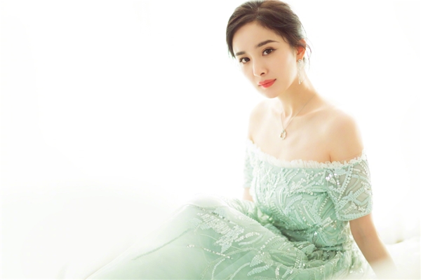 Xuất hiện cùng đoàn phim Tú Xuân Đao - Tu La chiến trường Dương Mịch xinh đẹp, "tươi mát" với chiếc quai trễ để lộ bờ vai trắng ngần hoàn mĩ. Xuất hiện cùng đoàn phim Tú Xuân Đao - Tu La chiến trường Dương Mịch xinh đẹp, "tươi mát" với chiếc quai trễ để lộ bờ vai trắng ngần hoàn mĩ.